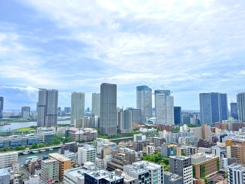 【住戸からの眺望】眼下の月島の街は高い建物が少なく、広く開けていて、遠くまで抜けた爽快な眺望です。月島の街の奥には、晴海のタワーマンションが立ち並び、豊洲方面など湾岸エリアが広く望めます。都心ながら、空色の移ろいも感じられる眺望です。