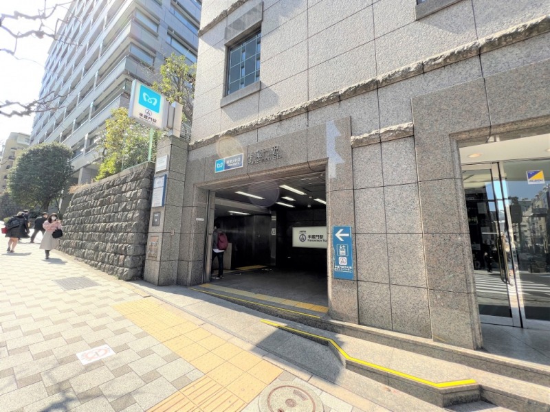 【半蔵門駅:徒歩7分】「半蔵門」駅は、乗り換えなしでターミナル駅「渋谷」駅へは約9分、「新宿」駅へは約14分、乗り換えはありますが「東京」駅へは約11分で移動することができ、利便性が抜群です。「半蔵門」駅周辺には皇居や大使館、衆議院宿舎、最高裁判所など国の重要機関が点在し、防犯態勢が強化されている為、安心感もあり治安の良い住環境です。緑豊かな「皇居」や「鳥ヶ淵公園」も近く、お散歩やジョギングコースとして愉しめます。またオフィス街に位置する為、夜は静かな街で、都心でありながら半蔵門エリアならではの落ち着いた住環境が魅力です。
