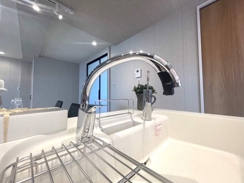 【キッチン:水栓】浄水器が一体化した人気のスワンネック水栓で、デザインだけでなく大きな洗い物もしやすく、蛇口部分がホースのように伸ばせるのでシンクも洗いやすい構造です。