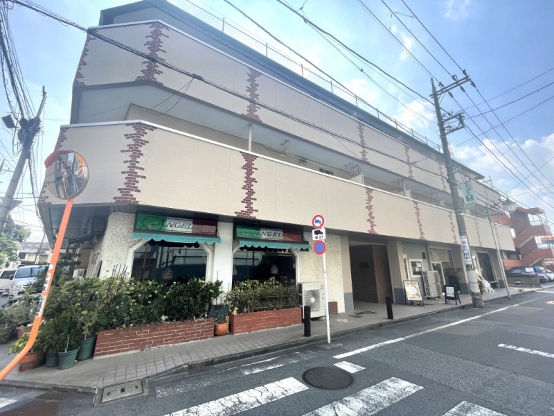 【外観】オフホワイトを基調とした外装に、所々レンガタイルをあしらったデザインの外観です。1973年10月築、地上3階建、総戸数16戸のヴィンテージマンションです。1Fには、雑貨店、飲食店、ベーカリー、総菜店などが入っています。