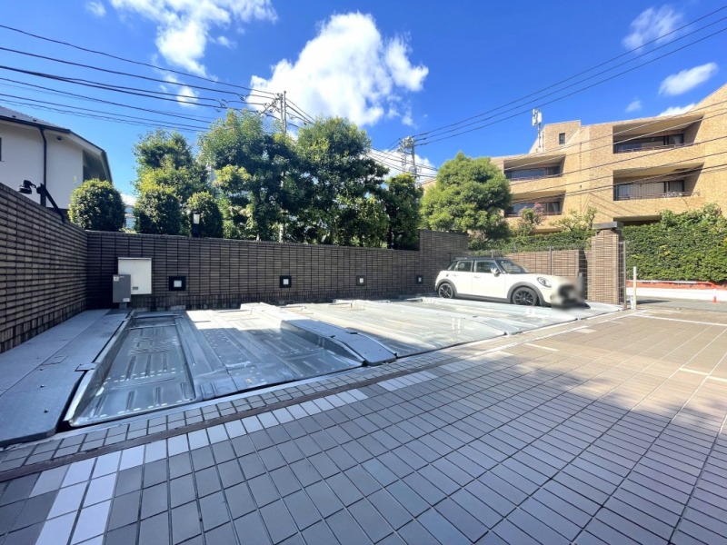 【駐車場】マンション敷地から道路にも出入りしやすく、動線もコンパクトなエントランス横に位置する機械式駐車場です。