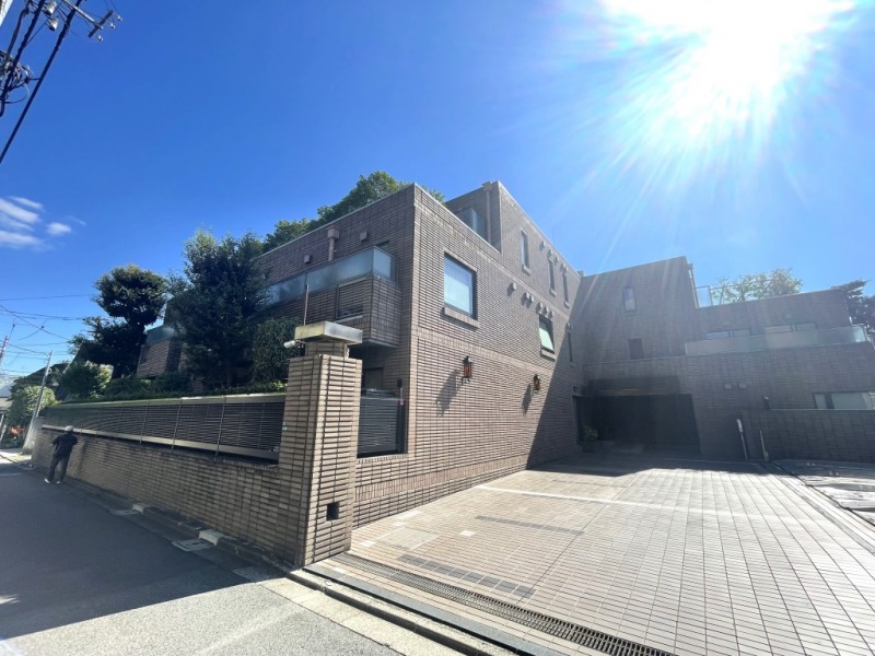 【外観】閑静な住宅街に佇む、重厚で高級感溢れるブラウン系のタイル張りの外観です。1988年3月築、清水建設施工、東急不動産旧分譲の地下1階地上3階建、総戸数8戸、新耐震のハイグレードな「プレステージ」シリーズの低層レジデンスです。