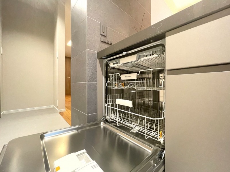 【キッチン：食洗機】ドイツの家電プレミアムブランド、ミーレのビルトイン食洗機が設置されています。デザイン性は去ることながら、フロントオープンタイプでたっぷりの容量もあり、汚れを自動的に判断して温度などを調整するプログラムがあるため洗浄力も優れていて、静穏性も抜群です。ビルトインの食器洗浄乾燥機なので、調理スペースも広く取れて節水効果もあり、家事の負担軽減も期待できます。