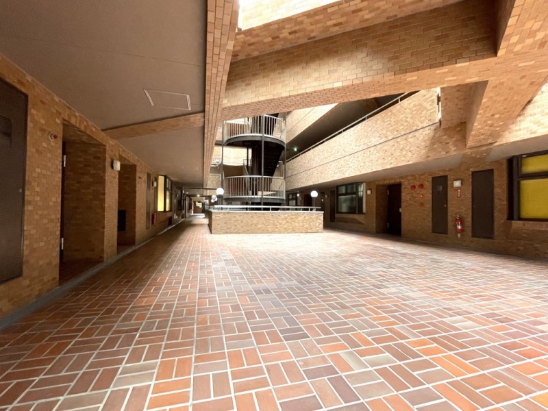【エントランス】建物の中心部は吹き抜けとなっており、広々としています。それを囲むようにマンションがロの字型になっていて、採光や通風に配慮されています。