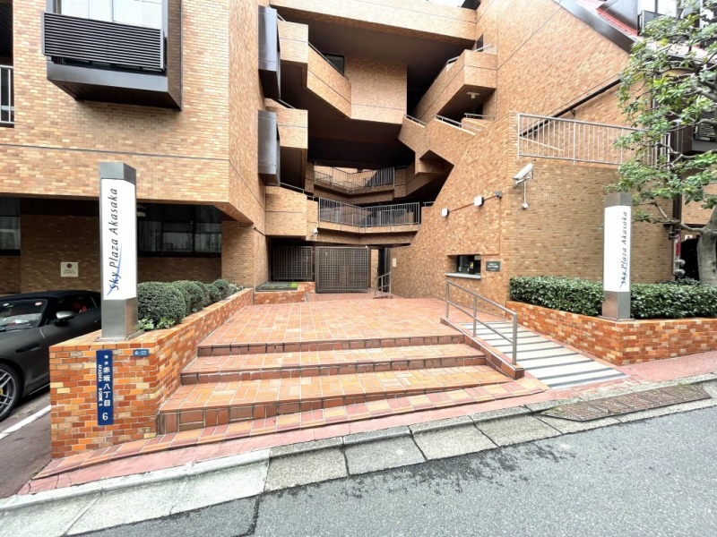 【エントランス】通り沿いから少し入った先にエントランスがあります。スロープもあり、車いすやベビーカーの通行も安心です。右手には管理員室があり、管理員は住み込み勤務で平日8時～17時まで業務されています。
