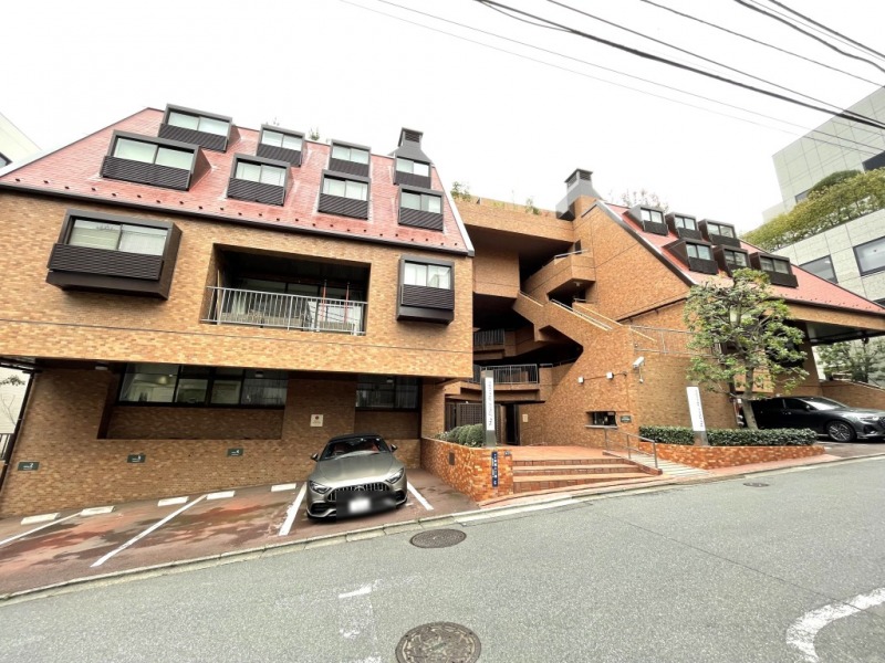 【外観】外苑東通りから1本入った閑静な住宅街に位置します。傾斜した屋根に出窓が特徴的な重厚感溢れるブラウン系のモザイクタイル張りの外観です。1978年11月築、前田建設施工の地上5階建、総戸数75戸のクラシカルで瀟洒なヴィンテージマンションです。