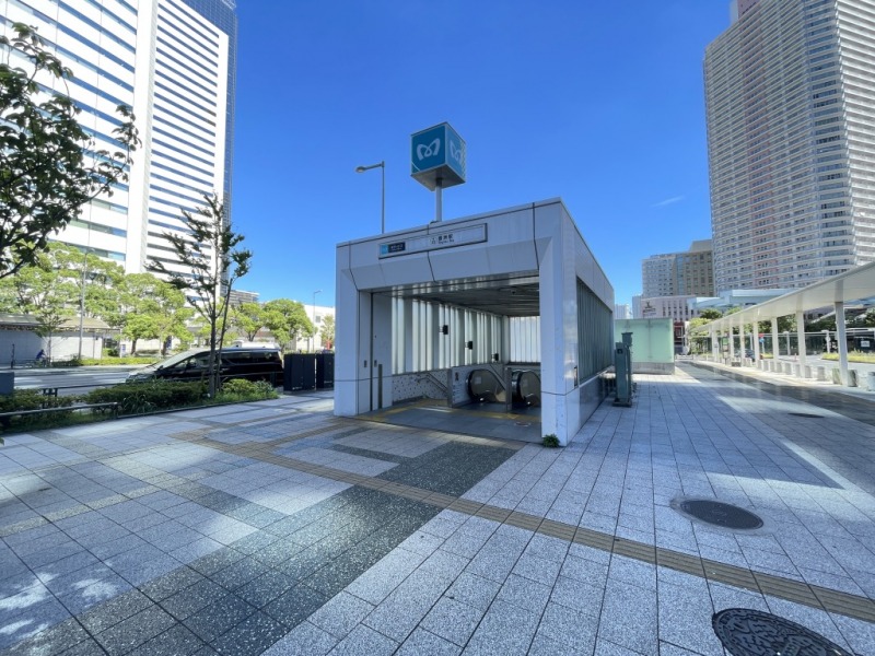 【豊洲駅：徒歩7分】「豊洲」駅を利用すると、乗り換えなしで「永田町」駅へは2分、「有楽町」駅へは約8分、「池袋」駅へは約27分で、乗り換えはありますが、「東京」駅にも14分で移動できる為、都心アクセスはもちろんのこと、埼玉、神奈川方面へのアクセスも良好です。「豊洲」駅周辺は、再開発エリアで設備や道路が整備された街で治安も良く、子供も多くファミリーも住みやすい街です。「ららぽーと」、「豊洲フォレンシア」、「スーパービバホーム」などの大型商業施設も多いエリアでショッピングが楽しめます。
駅前から延びる商店街の「豊洲商友会」には、精肉店や鮮魚店、八百屋等、クリニック、薬局、飲食店などの個人商店も軒を連ね、「キッザニア」も所在します。また「サカガミ グランバル」、「たつみチェーン」、「文化堂」、ららぽーと内には「フードストアあおき」などのスーパーもあり、生活環境も整っています。