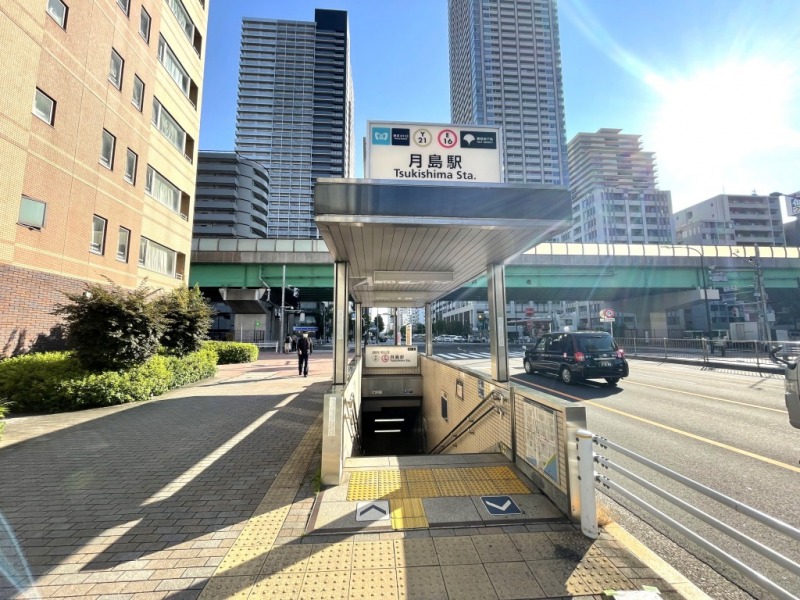 【月島駅：徒歩1分】ターミナル駅の「東京」駅へは約13分、「品川」駅、「渋谷」駅へは約20分程度で移動することができ、都心へのアクセスが優れています。「月島」駅周辺は、もんじゃ焼きで有名な月島の「月島仲通り商店街（もんじゃストリート）」、「月島西仲通り商店街」にはもんじゃ焼き屋が圧倒的に多い印象ですが、それ以外の商店や飲食店もあり賑わっています。駅周辺はタワーマンションが多い都会の住宅街ですが、もんじゃストリートから一本外れると下町情緒溢れる街並みが広がります。スーパーは「文化堂」、「フジマート」、「ダイエー」などがあり、日常のお買い物もできます。近隣には、公園も多く緑を感じるエリアでもあります。