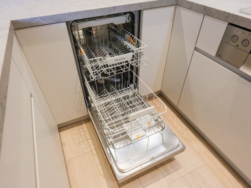 【キッチン:食洗機】ドイツの家電プレミアムブランド、ミーレのビルトイン食洗機が設置されています。デザイン性は去ることながら、フロントオープンタイプでたっぷりの容量もあり、汚れを自動的に判断して温度などを調整するプログラムがあるため洗浄力も優れていて、静穏性も抜群です。ビルトインの食器洗浄乾燥機なので、調理スペースも広く取れて節水効果もあり、家事の負担軽減も期待できます。