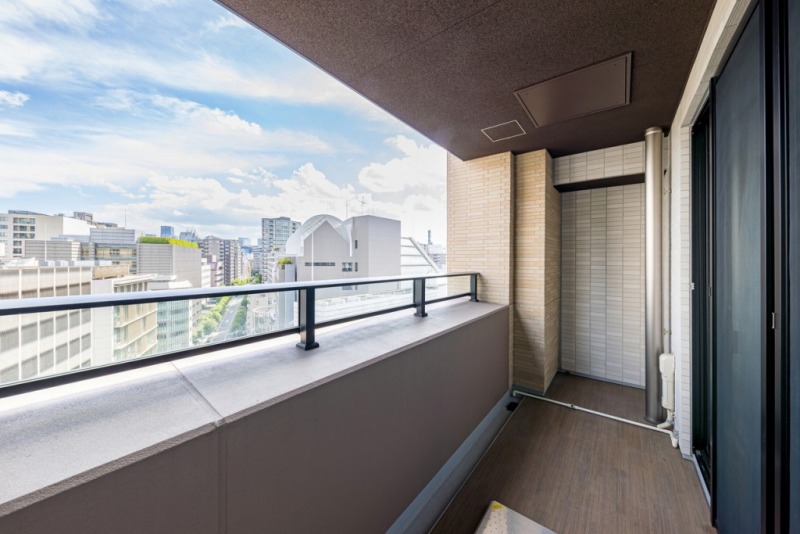 【バルコニー】南向きで、多くの採光を居室へと取り込みます。風も心地良く流れる堅牢な造りのバルコニーです。