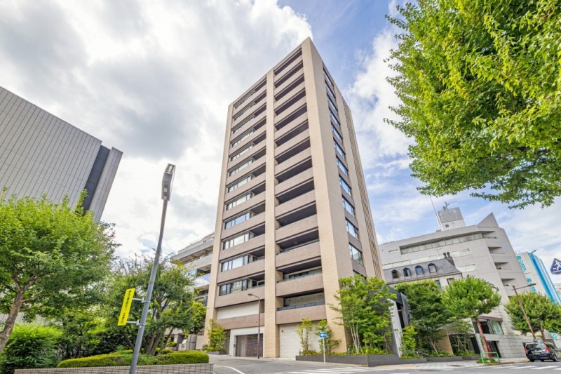 【外観】緑豊かな千代田区三番町の高台に立地した、人気の高級マンション「ザ・パークス」シリーズは、ブラウン系でまとめれらたタイル張りのスラリとした外観です。2018年3月築、村本建設施工、三菱地所旧分譲の地上14階建、総戸数35戸のレジデンスです。