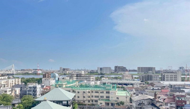 【住戸からの眺望】眼前は、低層の建物が多く、遠くまで抜けていて、開けた爽快な眺望です。広い空、多摩川や大師橋、その奥の川崎の街まで望めます。