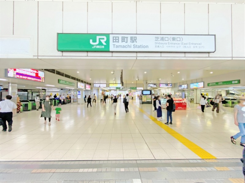 【田町駅:徒歩12分】山手線が利用できる為、ターミナル駅の「品川」駅へは約4分、「東京」駅へは約6分、「渋谷」駅へは約16分で移動可能で、品川駅と東京駅が近いので、飛行機や新幹線を利用するにも利便性抜群の立地です。「田町」駅は、三田口の方は学生街で賑わい、芝浦側は芝浦アイランドなどの高層マンションが建ち並び、ファミリー層も増加傾向にあります。駅前には「ムスブ田町」や「田町ステーションタワーN」などの商業施設があり、スーパーは「ライフ」、コンビニも点在しているので、お買い物も便利です。東京工業大学、慶応大学と大学やオフィス街でもある為、飲食店も多く、お食事も愉しめる街です。「高輪ゲートウェイ」駅も利用することができ、数年先に完成する大規模開発の恩恵を受けることのできる立地です。