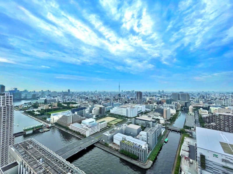 【住戸からの眺望】37階は高さがあり、遠くの街まで抜け、開けた開放感溢れる都心一望のパノラマビューです。壁一面のダイナミックパノラマウインドウからダイレクトスカイビューが広がります。その中心には、スカイツリーが綺麗に聳えています。夜景は、一面に広がる街の明かりが、運河の水面に映り、一層美しい煌びやかな眺望が望めます。