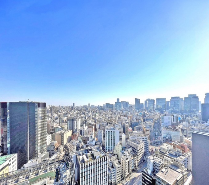 【住戸からの眺望】眼下は、高い建物が少なく抜けていて、開けた爽快な眺望です。遠くのビル群まで望め、都心部の壮観な景色を手中の収めるとこができます。都心ながら広い空も仰げ、空色の移ろいも感じられる眺望です。