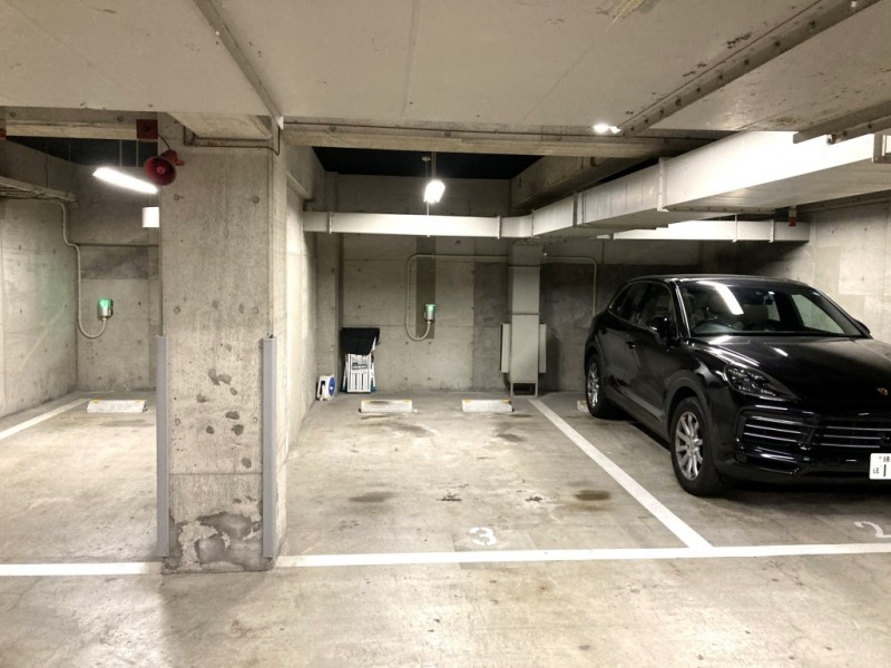 【駐車場】平置き駐車場で入出庫しやすく、屋内で雨天時も濡れずに乗り降りでき、天候による汚れや日焼けなどからも大切なお車を守ります。