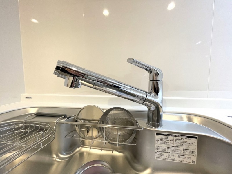 【キッチン：水栓】タカギ製の人気の蛇口一体型浄水器水栓です。プッシュボタンを押すだけで、整水・シャワー・浄水の3通りの水の切り替えが簡単にできます。デザインだけでなく洗い物もしやすく、ハンドシャワー機能もあり、蛇口部分がホースのように伸ばせるのでシンクも洗いやすい構造です。