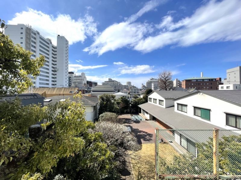 【住戸からの眺望】眼前には低層の建物が多いので見晴らしも良く、緑も豊かで広い空も仰げる眺望です。