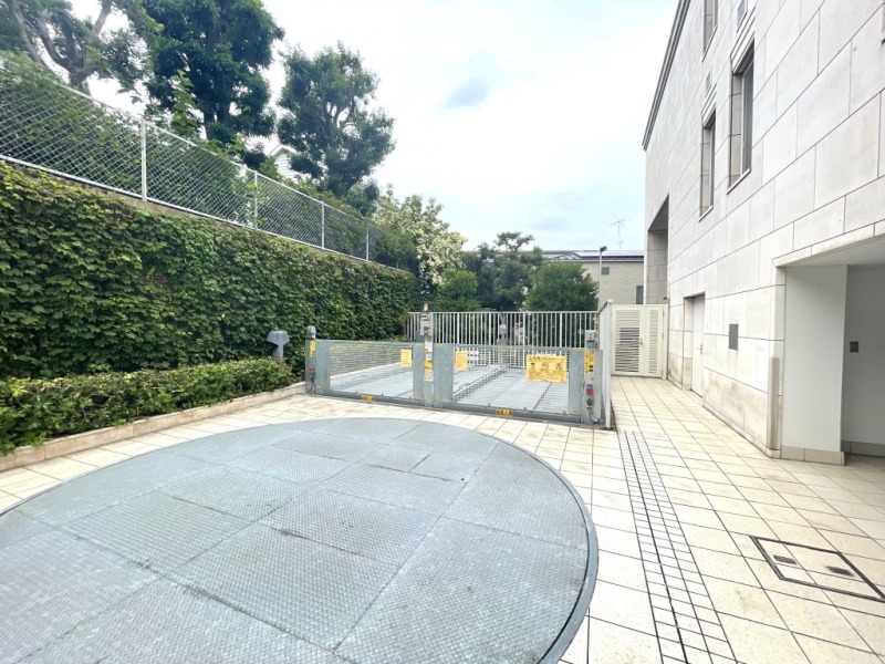 【駐車場】敷地内のターンテーブルで向きを変え、入出庫するセキュリティー面にも配慮された機械式駐車場です。ビルトインの平置き駐車場もございます。