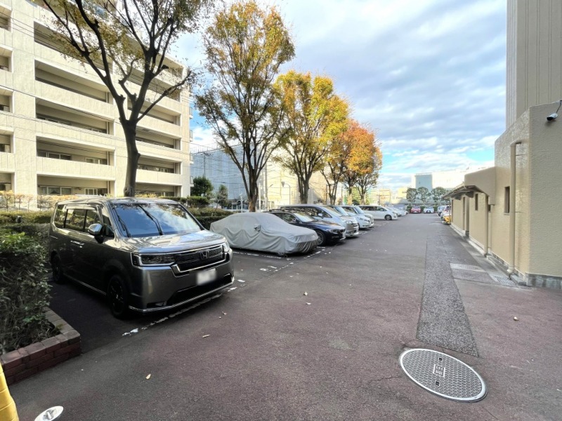 【駐車場】乗り降りや入出庫しやすい敷地内の平置き駐車場です。ハイルーフ車もゆとりを持って駐車する事ができます。