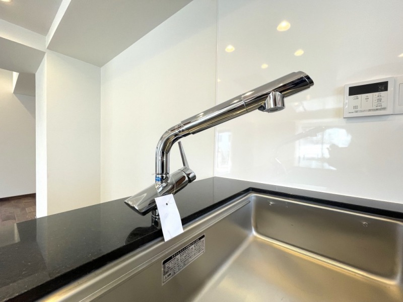 【キッチン：水栓】タカギ製の蛇口一体型浄水器、みず工房コンバージェンスを採用しています。人気の蛇口一体型浄水器水栓です。プッシュボタンを押すだけで、それぞれ原水・浄水、ストレート・シャワーの水の切り替えが簡単にできます。デザインだけでなく洗い物もしやすく、蛇口部分がホースのように伸ばせるのでシンクも洗いやすい構造です。
