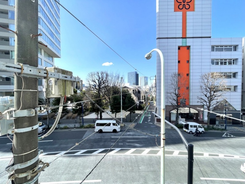 【住戸からの眺望】眼前は4車線道路や公園なので、周囲の建物とも距離が保たれ、抜けもあり、広い空も望める眺望です。