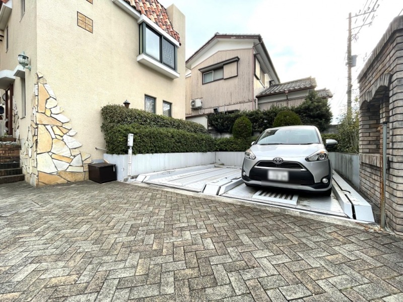 【駐車場】機械式の駐車場が一台無償でご利用頂けます。