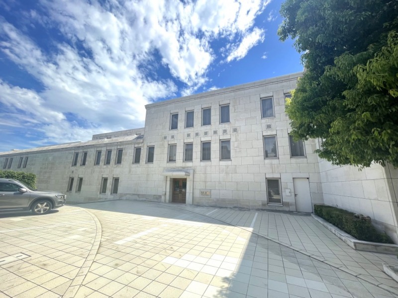 【外観】目黒と恵比寿の間にある高級住宅街、旧「長者丸」エリアに他とは一線を画す佇まい、ホワイトの総大理石張りの気品溢れる外観です。1993年1月築、竹中工務店施工の地下1付地上3階建、総戸数23戸のハイグレード低層レジデンスです。東側には高速道路を挟んで「自然教育園」、北側には「恵比寿ガーデンプレイス」、スーパーやコンビニ、郵便局、総合病院なども徒歩10分圏内にあり、生活利便性も高い恵まれた立地です。