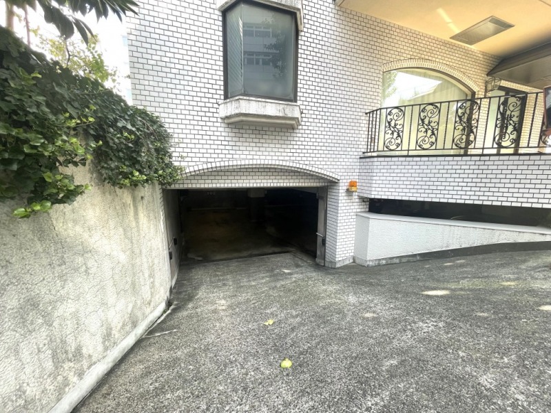【駐車場】敷地内にある地下駐車場はセキュリティーにも配慮され、雨の日も濡れずに乗り降りでき、天候による汚れや日焼けなどから大切なお車を守ります。