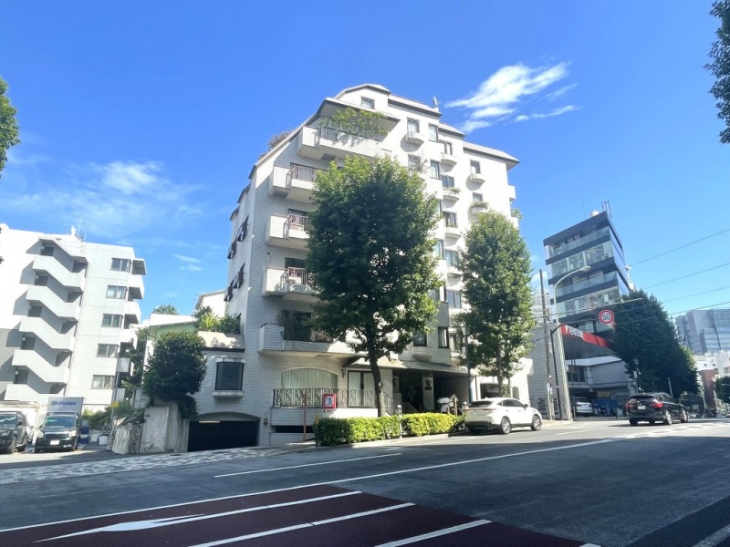 【外観】外苑西通り沿いに位置し、街路樹などのグリーンに映える、ホワイトタイル張りのヨーロピアンテイストな外観です。1979年8月築、清水建設施工、ギンザのサヱグサ旧分譲の地下1階付地上7階建、総戸数11戸のヴィンテージマンションです。明治神宮やワタリウム美術館、ブラジル大使館などが立地するアートもスポーツも愉しめる神宮外苑エリアです。