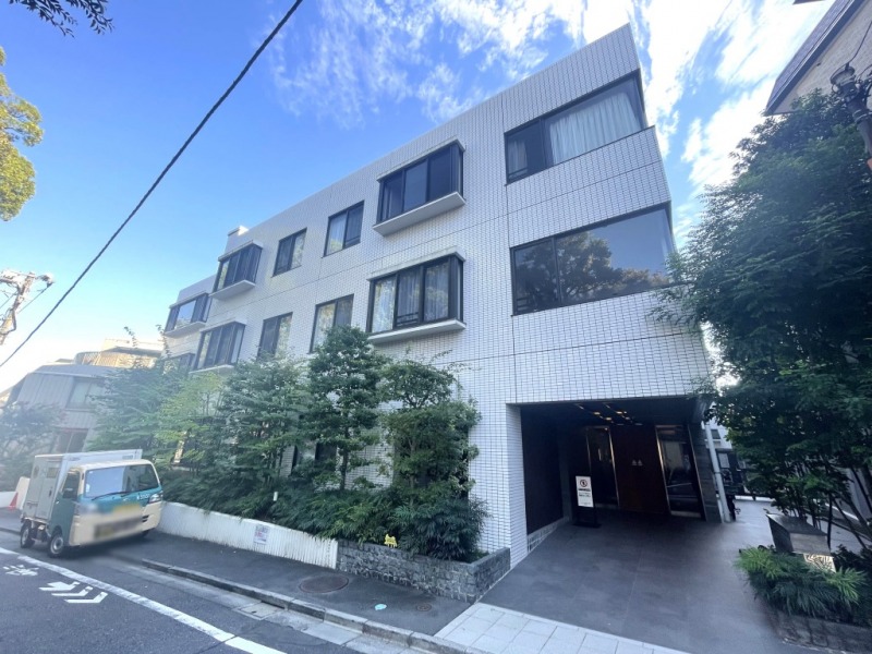 【外観】閑静な住宅街に佇む、ホワイトタイル張りの上品で重厚感のある外観です。1985年9月築、戸田建設施工、サンヨーホームズ旧分譲、地下1階地上3階、総戸数7戸の低層レジデンスです。