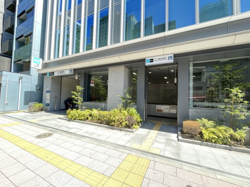 【神谷町駅:徒歩8分】「神谷町」を利用すると、ターミナル駅の「東京」駅へは約10分、「渋谷」駅へは約16分、「品川」駅へは約19分で移動できる為、都心へのアクセスが優秀です。「神谷町」駅周辺は、オフィス街で、ホテル、大使館、高級住宅地もあり、治安の良い街です。オフィス街なので、ビルのテナントにはコンビニや飲食店が入っていて、普段使いにも利用できます。駅近には、スーパーの「マルエツ プチ」、「まいばすけっと」や24時間の「成城石井」などがあり、遅い時間のお買い物も可能で、ドラッグストア「トモズ」もあり、薬品・日用品などのお買い物もできます。商業施設「虎ノ門ヒルズ」も近く、書籍やアパレル、雑貨店などもありますが、多くの飲食店が入っているのも特徴で、多種多様のお食事が愉しめます。