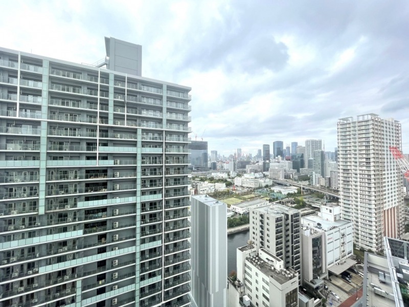【住戸からの眺望】前面の建物までも距離があり、開放感もあります。奥には運河や橋、田町方面のビル群が望め、広い空も仰げる眺望です。