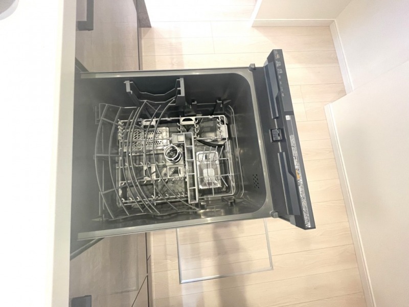 【キッチン：食洗機】ビルトイン食器洗浄乾燥機が付いているので、調理スペースも広く取れて節水効果もあり、家事の負担軽減も期待できます。上面部に操作ボタンが設置されているタイプなので、ラクな姿勢で操作ができます。