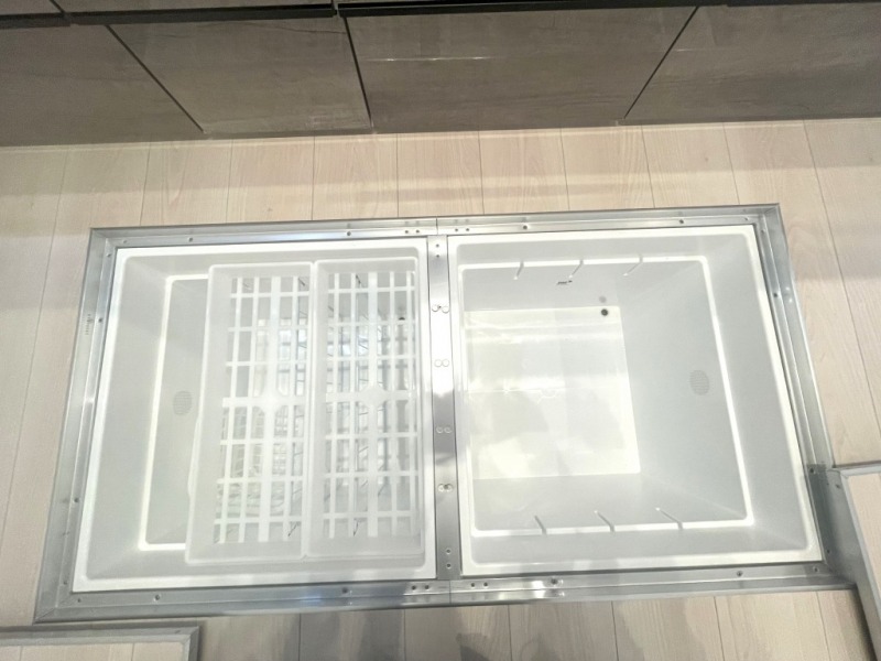 【キッチン：床下収納】キッチンには1階の特権とも言える床下収納を備えており、頻繁に利用しないお鍋やコンロ、ホットプレートなどの大きなものや上部に収納すると重くて危ないもの、非常時の備蓄品なども床下に収納できて重宝します。