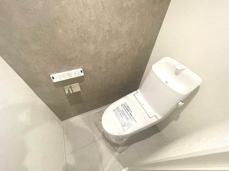 【トイレ】すっきりとしたデザインで清潔感があり、落ち着ける空間です。トイレもうれしいウォシュレット機能付きです。