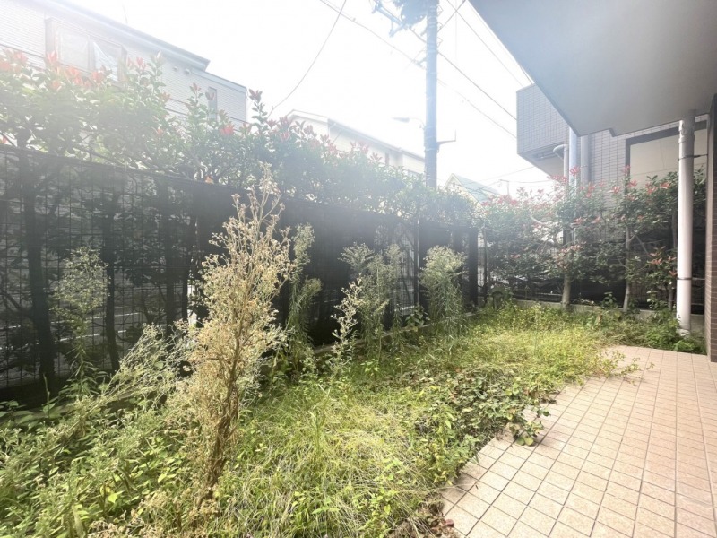 【専用庭】お庭は、植栽で囲われており、周囲の視線も気になりません。テーブルやチェアを置いてカフェタイムなど、リフレッシュや寛ぎのスペースとしてもゆったりお過ごし頂けるテラスです。