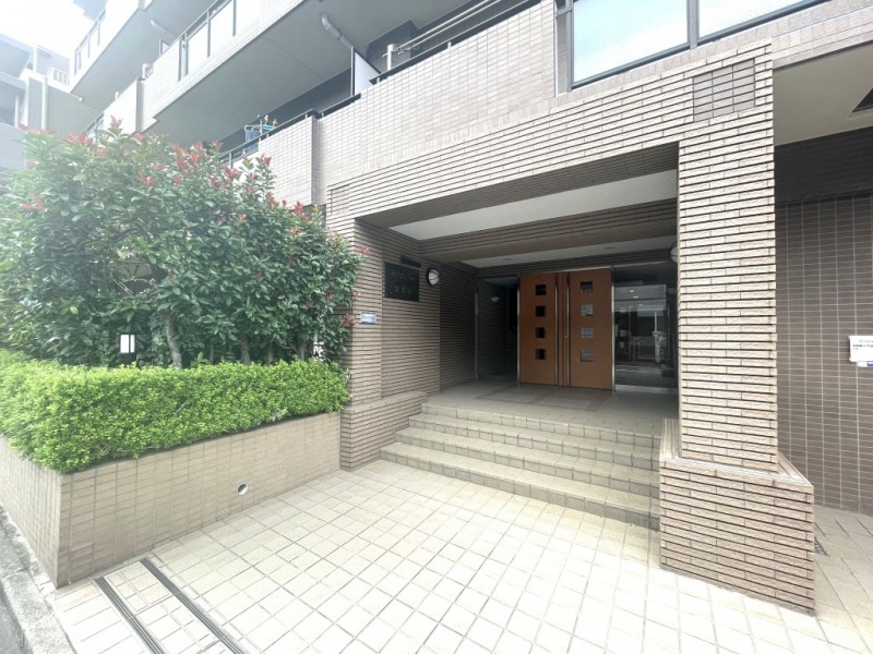 【エントランス】前面道路より奥まっている所に位置し、手入れの行き届いた植栽を脇に入ります。プライバシーにも配慮された重厚感のあるエントランスです。エントランスにはオートロックを備え、セキュリティー面に配慮されており、不審者や不要なセールスを防ぎます。宅配ボックスもあり、不在時でも配達時間を気にすることなく、対面もせず24時間いつでも荷物が受け取れます。