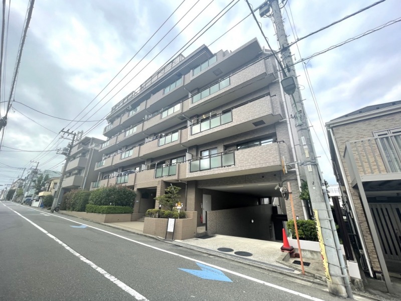 【外観】閑静な住宅街に佇む、ブラウン系のモザイクタイル張りの街並みに馴染む外観です。1998年11月築、熊谷組施工、大和土地建物旧分譲の地下1階付地上6階建、総戸数31戸の小規模マンションです。