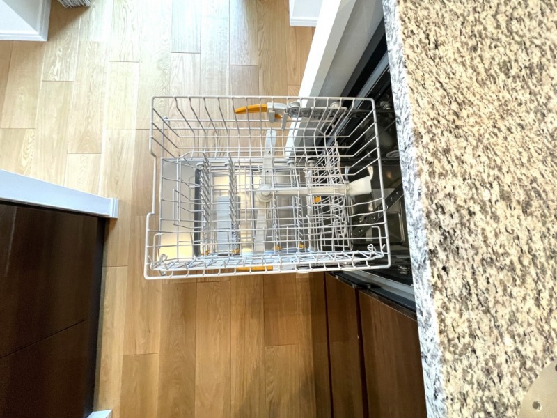【キッチン:食洗機】ドイツの家電プレミアムブランド、ミーレのビルトイン食洗機が設置されています。デザイン性は去ることながら、フロントオープンタイプでたっぷりの容量もあり、汚れを自動的に判断して温度などを調整するプログラムがあるため洗浄力も優れていて、静穏性も抜群です。ビルトインの食器洗浄乾燥機なので、調理スペースも広く取れて節水効果もあり、家事の負担軽減も期待できます。