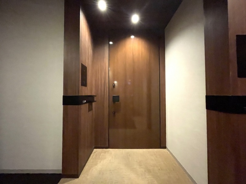 【共用部玄関】ホテルライクな絨毯が敷かれた内廊下設計となっていて高級感があり、外気の影響も受けにくく室温が保たれ快適で、プライバシーが確保されやすくなっています。