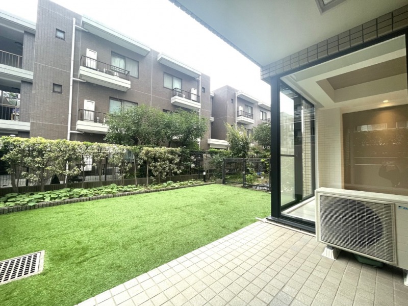 【専用庭】29.75㎡の広々とした専用庭があります。前面は植栽が広がり、テラス部分もあり、テーブルやチェアを置いてカフェタイムなど、リフレッシュや寛ぎのスペースとしてもゆったりお過ごし頂けます。テラスに隣接するリビングもガラス窓なので、繋がりも感じ開放感があります。