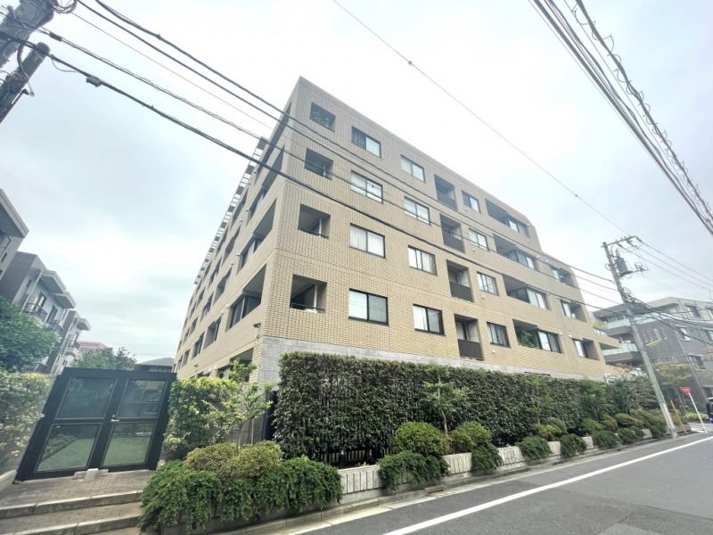 【外観】閑静な住宅街に位置する、ベージュのタイル張りの重厚感のある外観です。1999年2月築、北野建設施工、北野住宅販売旧分譲の地下1階地上6階建、総戸数45戸のレジデンスです。徒歩3分の深沢一丁目バス停より「自由が丘」駅・「目黒」駅・「桜新町」駅行きがあり、主要駅にも出やすくなっています。