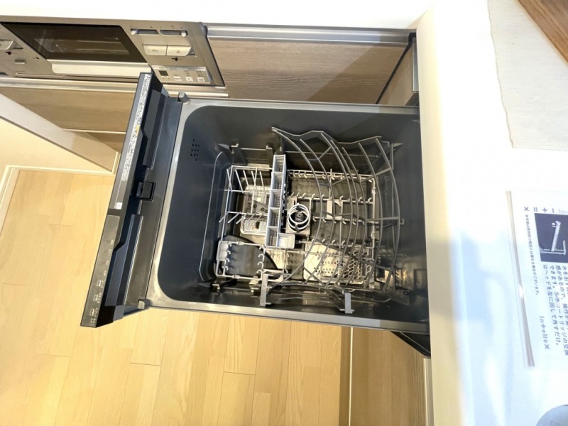 【キッチン：食洗機】ビルトイン食器洗浄乾燥機が付いているので、調理スペースも広く取れて節水効果もあり、家事の負担軽減も期待できます。
