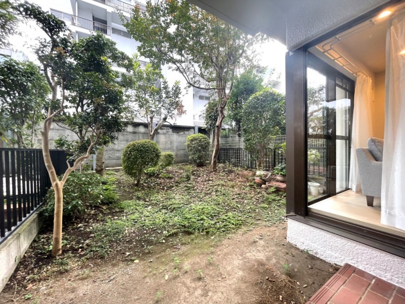 【専用庭】南東向きのお庭で、陽当たりも良く開放感があり、ガーデニングも愉しめる広さがあります。またテーブルやチェアを置いてカフェタイムなど、リフレッシュや寛ぎのスペースとしてもゆったりお過ごし頂けるテラスです。