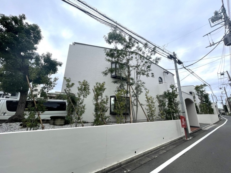 【外観】植栽が映える、ホワイトの爽やかな外観です。1978年11月築、大成建設施工、アサヒ都市開発旧分譲の地上2階建、総戸数7戸（全体14戸）の低層マンションです。無償の専用使用権付き平置き駐車場と専用庭がついた戸建て感覚で住めるタウンハウスです。