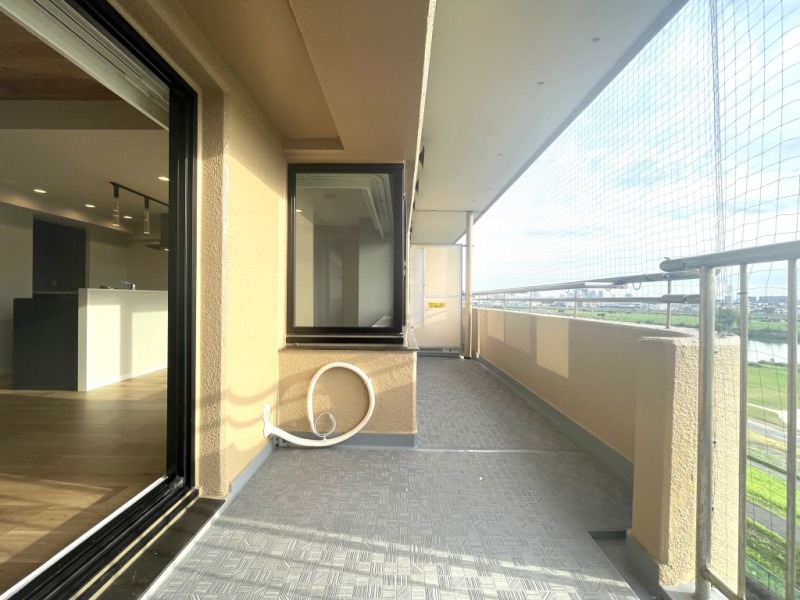 【バルコニー】南西向きのバルコニーは、多くの採光を居室へ取り込みます。一部たて格子で風通しも良く、洗濯物の乾きも早そうです。