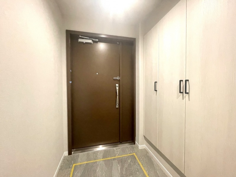 【玄関】玄関は落ち着きのある雰囲気の内装です。高さのあるシューズクローゼットが設置されており、たっぷりのシューズが収納できます。