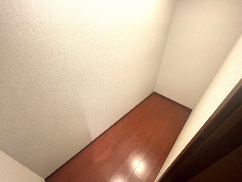 【納戸】階段横には納戸もあり、日々使用するお掃除用品、非常用グッズや日用雑貨のストックなどを収納するのに重宝します。