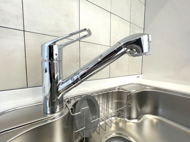 【キッチン:水栓】シングルレバー混合栓が設置されています。水道水に含まれる残留塩素をしっかり除去し、ミネラルはそのままなので、食材に含まれるビタミンの分解を妨げ、お掃除専用機能「クリーンシャワー」を搭載しています。通常シャワーに比べ、約2.5倍の広がり、水の勢いが約2倍、約20%の節水効果があり、従来品より約40%の家事時短効果が期待できます。排水溝のヌメリ予防に、食洗機前の予洗いに効果を発揮します。クリック感のあるレバーハンドルで、お湯・湯水混合切り替えやプッシュボタンを押すだけで、原水・浄水の切り替え、レバーをスライドさせるとそれぞれストレート・シャワーの3つの水形の切り替えができます。蛇口部分がホースのように伸ばせるのでシンクも洗いやすい構造です。